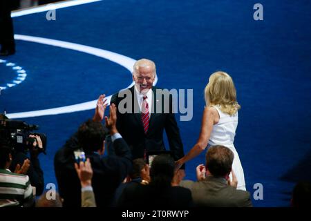 07272016: Joe Biden wird von seiner Frau Jill Biden begrüßt, nachdem er während des dritten Tages des Democratic National Convention gesprochen hatte. (Jeremy Hogan/Polaris) Stockfoto