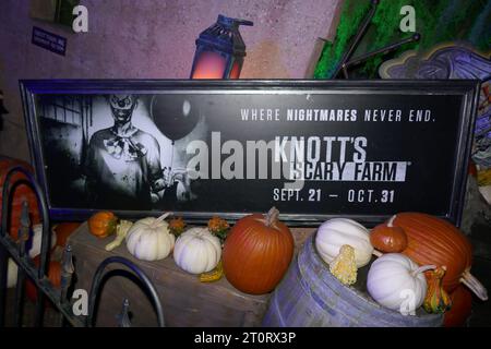 Buena Park, Kalifornien, USA 4. Oktober 2023 KnottÕs Scary Farm Halloween Haunt 50. Jahrestag auf der KnottÕs Berry Farm am 4. Oktober 2023 in Buena Park, Kalifornien, USA. Foto: Barry King/Alamy Stock Photo Stockfoto