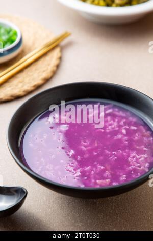 Schwarzer klebriger Reis Congee, chinesischer lila Reisbrei Stockfoto