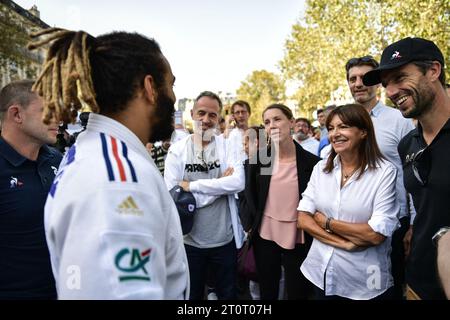 Paris, Frankreich. Oktober 2023. Die französische Bürgermeisterin von Paris Anne Hidalgo (2R) trifft während des Paralympischen Tages neben der französischen Athletin Marie-Amelie Le Fur (C) und dem Präsidenten von Paris 2024 Tony Estanguet (R) am Vorabend der Ticketausstellung für die Paralympischen Spiele am 8. Oktober 2023 in Paris, Frankreich. Foto: Firas Abdullah/ABACAPRESS.COM Credit: Abaca Press/Alamy Live News Stockfoto