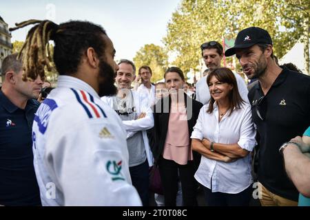 Paris, Frankreich. Oktober 2023. Die französische Bürgermeisterin von Paris Anne Hidalgo (2R) trifft während des Paralympischen Tages neben der französischen Athletin Marie-Amelie Le Fur (C) und dem Präsidenten von Paris 2024 Tony Estanguet (R) am Vorabend der Ticketausstellung für die Paralympischen Spiele am 8. Oktober 2023 in Paris, Frankreich. Foto: Firas Abdullah/ABACAPRESS.COM Credit: Abaca Press/Alamy Live News Stockfoto