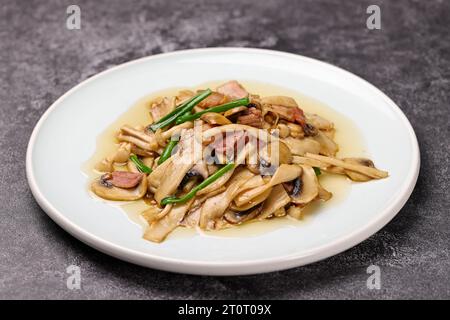 Gebratene (Saute) Pilze, Gepökelter Schweinebauch (Chinesischer Speck) Stockfoto