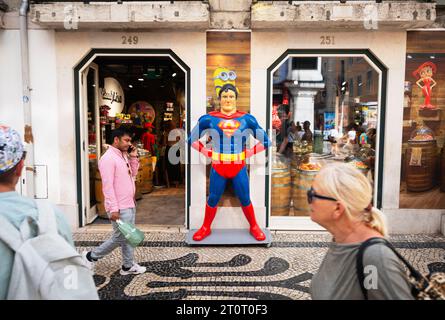 Rua Augusta, Lissabon Portugal, eine Superman-Schaufensterpuppe am Eingang zu Candy Lisa, einem italienischen Süßwarengeschäft, in der Rua Augusta im Zentrum von Lissabon. Der italienische Einzelhändler mit 37 Geschäften in Italien und Europa zeichnet sein Markenimage mit extravaganten legendären Cartoons und Superhelden aus. Stockfoto