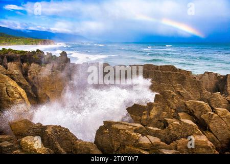 Putai Blowhole an den berühmten Pancake Rocks, Rainbow over Sea am Dolomite Point, in der Nähe von Punakaiki, Westküste, Südinsel Neuseelands... Stockfoto