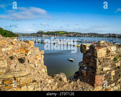 Conwy River Mündung aus der Stadtmauer aus dem 13. Jahrhundert, mit Blick auf die ehemalige Stätte von Deganwy Castle, die zwei runden Hügel in der Ferne. Stockfoto