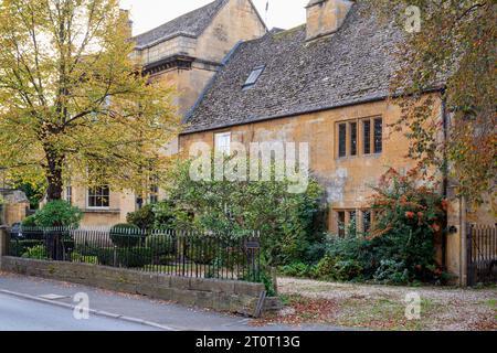 Cotswold Haus im Herbst. Moreton in Marsh, Gloucestershire, England Stockfoto