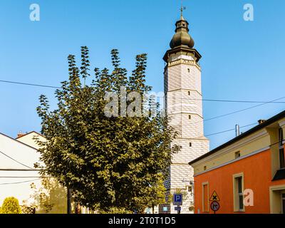 Das Rathaus wurde im 16. Jahrhundert erbaut. Auf der Ostseite befindet sich eine antike Uhr. Es gibt eine Aussichtsplattform auf dem Turm. Stockfoto