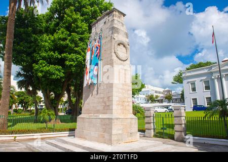 Cenotaph in der Front Street am Cabinet Building in historischen Geschäftsgebäuden im Stadtzentrum von Hamilton in Bermuda. Hamilton ist die Hauptstadt von Bermuda. Stockfoto