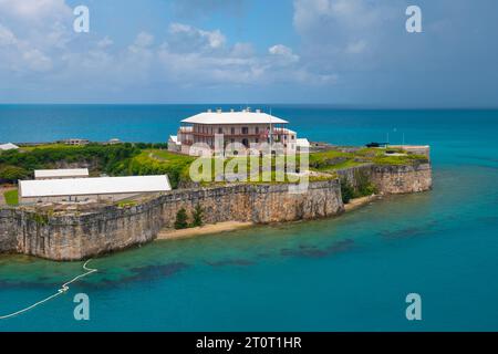 Das National Museum of Bermuda aus der Vogelperspektive mit dem Commissioner's House und der Stadtmauer auf der ehemaligen Royal Naval Dockyard in Sandy Parish, Bermuda. Stockfoto