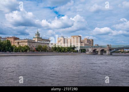 Puschkinsky-Brücke in Moskau bei wunderschönem Sonnenuntergang im Sommer. Atemberaubender Blick auf die Puschkinsky-Brücke bei Sonnenuntergang, Moskau, Russland. Stockfoto