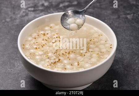 Gekochte Glutinous Rice Balls in fermentiertem Glutinous Rice Stockfoto