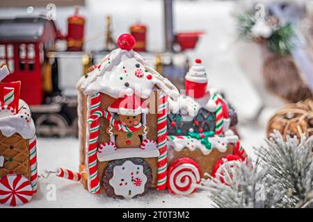 Weihnachtskuchen mit Zug und Weihnachtsfiguren Stockfoto