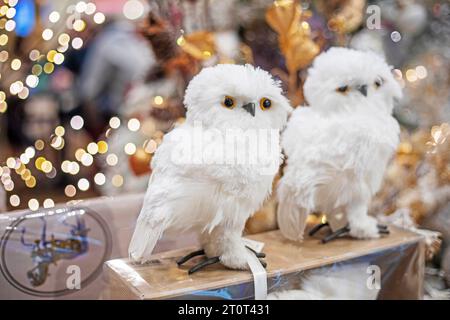 Dekorative weiße Eulen mit weihnachtlicher Innenausstattung Stockfoto