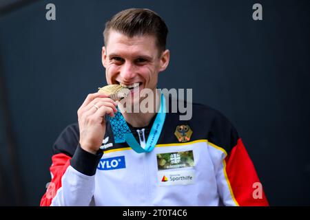 Antwerpen, Belgien. Oktober 2023. Gymnastik: Weltmeisterschaft 2023, Männer, Finale, Parallel Bars, Sportpaleis. Lukas Dauser aus Deutschland steht bei einem Shooting vor dem Sportpaleis in Antwerpen mit Goldmedaille. Quelle: Tom Weller/dpa/Alamy Live News Stockfoto