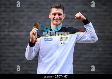 Antwerpen, Belgien. Oktober 2023. Gymnastik: Weltmeisterschaft 2023, Männer, Finale, Parallel Bars, Sportpaleis. Lukas Dauser aus Deutschland steht bei einem Shooting vor dem Sportpaleis in Antwerpen mit Goldmedaille. Quelle: Tom Weller/dpa/Alamy Live News Stockfoto