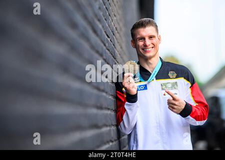 Antwerpen, Belgien. Oktober 2023. Gymnastik: Weltmeisterschaft 2023, Männer, Finale, Parallel Bars, Sportpaleis. Lukas Dauser aus Deutschland steht bei einem Shooting vor dem Sportpaleis in Antwerpen mit Goldmedaille. Quelle: Tom Weller/dpa/Alamy Live News Stockfoto