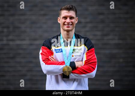 Antwerpen, Belgien. Oktober 2023. Gymnastik: Weltmeisterschaft 2023, Männer, Finale, Parallel Bars, Sportpaleis. Lukas Dauser aus Deutschland steht bei einem Shooting vor dem Sportpaleis in Antwerpen mit Goldmedaille. Quelle: Tom Weller/dpa/Alamy Live News Stockfoto