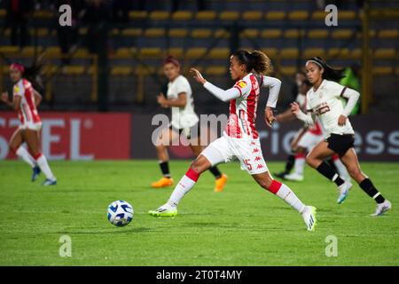 Bogota, Kolumbien. Oktober 2023. Club Independiente Santa Fe's Wendy Cardenas während des Gruppenspiels zwischen dem Club Independiente Santa Fe (4) und dem Club Universitarrio de Deportes (0) während der Copa Libertadores Femenina in Bogota, Kolumbien, 8. Oktober 2023. Foto: Chepa Beltran/Long Visual Press Credit: Long Visual Press/Alamy Live News Stockfoto