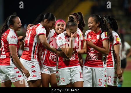 Bogota, Kolumbien. Oktober 2023. Der Club Independiente Santa Fe feiert ein Tor während des Gruppenspiels zwischen dem Club Independiente Santa Fe (4) und dem Club Universitarrio de Deportes (0) während der Copa Libertadores Femenina in Bogota, Kolumbien, am 8. Oktober 2023. Foto: Chepa Beltran/Long Visual Press Credit: Long Visual Press/Alamy Live News Stockfoto