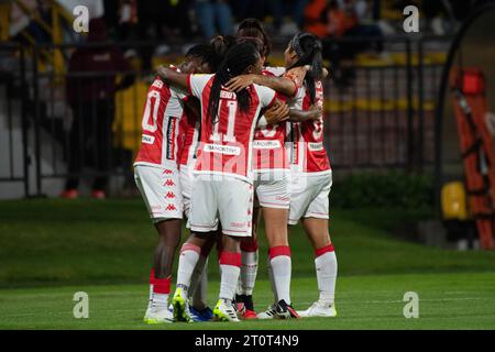 Bogota, Kolumbien. Oktober 2023. Independiente Santa Fe feiert ein Tor während des Gruppenspiels zwischen dem Club Independiente Santa Fe (4) und dem Club Universitarrio de Deportes (0) während der Copa Libertadores Femenina in Bogota, Kolumbien, am 8. Oktober 2023. Foto: Chepa Beltran/Long Visual Press Credit: Long Visual Press/Alamy Live News Stockfoto