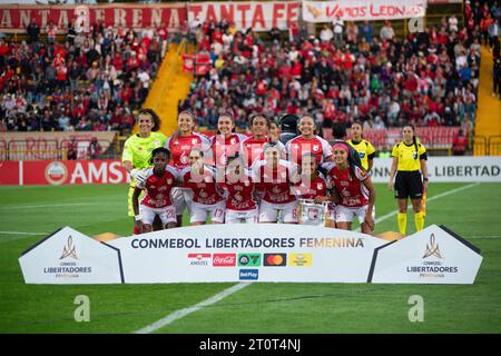 Bogota, Kolumbien. Oktober 2023. Club Deportibo Independiente Santa Fe posiert für das Gruppenfoto während des Gruppenspiels zwischen dem Club Independiente Santa Fe (4) und dem Club Universitarrio de Deportes (0) während der Copa Libertadores Femenina in Bogota, Kolumbien, 8. Oktober 2023. Foto: Chepa Beltran/Long Visual Press Credit: Long Visual Press/Alamy Live News Stockfoto