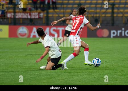 Bogota, Kolumbien. Oktober 2023. Independiente Santa Fe's Carolina Arias während des Gruppenspiels zwischen dem Club Independiente Santa Fe (4) und dem Club Universitarrio de Deportes (0) während der Copa Libertadores Femenina in Bogota, Kolumbien, 8. Oktober 2023. Foto: Chepa Beltran/Long Visual Press Credit: Long Visual Press/Alamy Live News Stockfoto