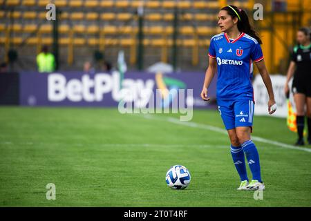 Bogota, Kolumbien. Oktober 2023. Daniela Zamora des Club Universidad de Chile während des Gruppenspiels zwischen Paraguay Club Olimpia (1) und Club Universidad de Chile (2) während der Copa Libertadores Femenina in Bogota, Kolumbien, 8. Oktober 2023. Foto: Chepa Beltran/Long Visual Press Credit: Long Visual Press/Alamy Live News Stockfoto