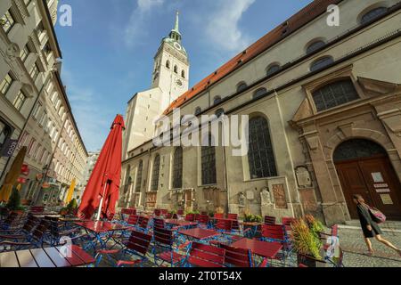 München, Deutschland, EU - 18. September 2023. Münchner Stadtbild mit farbenfrohem Restaurant und St. Peter's Church Tower, Alter Peter, Alter Peter ein Münchner Wahrzeichen Stockfoto