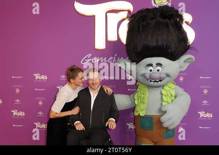 Premiere TROLLE in Köln Samuel Koch mit Ehefrau Sarah Elena Timpe und Branch, Premiere Trolle, Kino Cinedom, Köln, 08.10.2023 *** Premiere TROLLE in Köln Samuel Koch mit Frau Sarah Elena Timpe und Branch, Premiere Trolls, Cinedom, Köln, 08 10 2023 Copyright: XEventpressxBecherx Credit: Imago/Alamy Live News Stockfoto