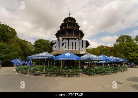 München, Deutschland, EU - 14. September 2023. München English Garden, Englischer Garten in München City, mit dem Chinesischen Turm Biergarten, Chinesischer Turm. Stockfoto