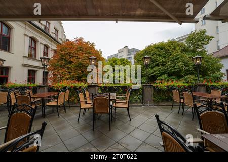 München, Deutschland, EU - 18. September 2023. Hofbräuhaus München Freiluft Biergarten, eine historische, berühmte Bierhalle in München mit deutschem Hofbräu Bier und Essen Stockfoto