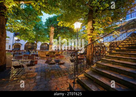 München, Deutschland, EU - 18. September 2023. Hofbrauhaus München Biergarten während des Oktoberfestes. Das Hofbrauhaus ist eine historische Münchner Bierhalle, eine der beliebtesten Attraktionen Stockfoto