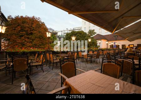 München, Deutschland, EU - 18. September 2023. Hofbräuhaus Biergarten im Freien. Das Hofbräuhaus ist eine historische, berühmte Münchner Bierhalle mit deutschem Hofbräuer. Stockfoto