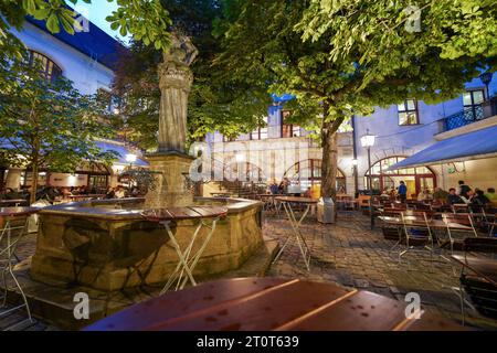 München, Deutschland, EU - 18. September 2023. Hofbräuhaus München Freibiergarten während des Oktoberfestes. Hofbräuhaus, eine historische und berühmte Münchner Bierhalle. Stockfoto