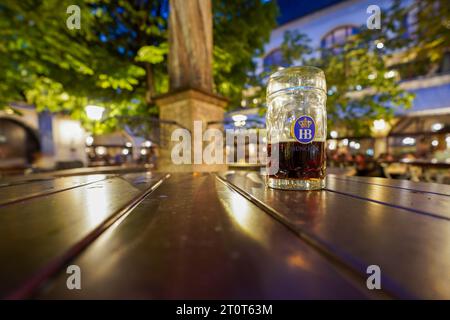 München, Deutschland, EU - 18. September 2023. Hofbrauhaus München Biergarten-Innenhof im Freien während des Oktoberfestes. Hofbräuer-Bier-Liter in einem Bierkrug Bier stein Stockfoto