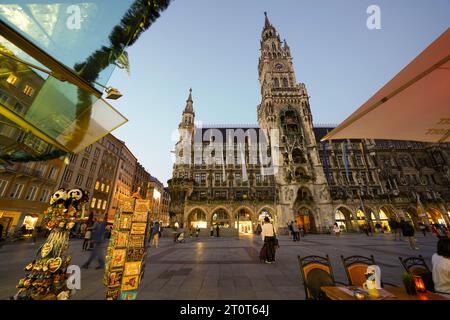 München, Deutschland, EU - 14. September 2023. Münchner Stadtbild, Downtown Skyline des Marienplazplatzes mit Neuem Rathaus, Rathaus Glockenspiel Uhrturm. Stockfoto