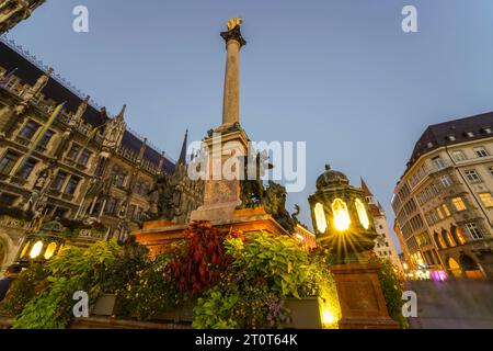 München, Deutschland, EU - 14. September 2023. Münchner Stadtbild des Marienplazplatzes in der Innenstadt, Altstadt von München. Skyline in der Nacht, in der Dämmerung mit Blumen. Stockfoto