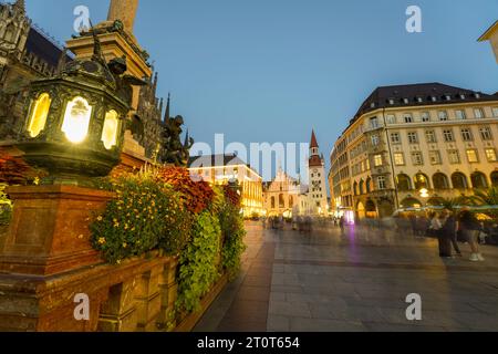 München, Deutschland, EU - 14. September 2023. Münchner Skyline Stadtbild mit Menschen am Marienplazplatz in der Altstadt mit Rathaus, Spielzeugmuseum bei Nacht. Stockfoto