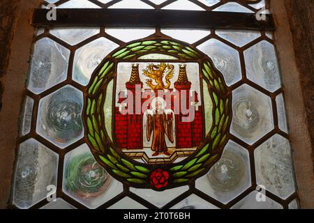 München, Deutschland, EU - 18. September 2023. Im Münchner Neuen Rathaus, Buntglasfenster mit Münchener Stadtlogo, Mönchskykone, Wappen, Münchner Symbol. Stockfoto