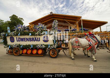 München, Deutschland, EU - 18. September 2023. Oktoberfest Schützen-Festzelt Bierzelthalle mit Pferdekutsche Bierfass Paradewagen, Zuschauer. Stockfoto