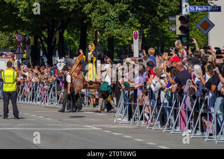 München, Deutschland, EU - 16. September 2023. Oktoberfest-Parade in München, die Königin der Parade, Münchner Kindl, mit ihrem Bier stein zur Menschenmenge aufgezogen Stockfoto