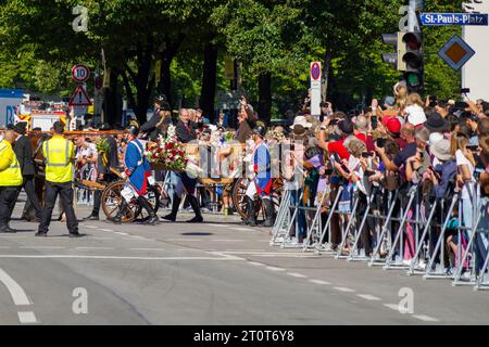 München, Deutschland, EU - 16. September 2023. Oktoberfestparade in München mit berühmten Stars, Prominenten, Politikern und Bier. Zuschauer säumen die Straße Stockfoto