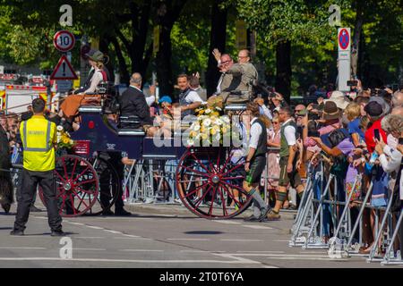 München, Deutschland, EU - 16. September 2023. Oktoberfestparade in München mit berühmten Stars, Prominenten, Politikern und Bier. Zuschauer säumen die Straße Stockfoto