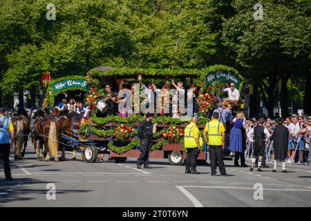 München, Deutschland, EU - 16. September 2023. Oktoberfestparade in München mit Wagen, Zuschauern in traditioneller deutscher Kleidung, Dirndls und Lederhosen. Stockfoto