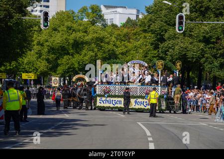 München, Deutschland, EU - 16. September 2023. Oktoberfestparade Pferdekutschenbrauerei schwimmt, Zuschauer, traditionelle deutsche Kleidung und Bier. Stockfoto