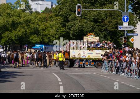 München, Deutschland, EU - 16. September 2023. Oktoberfestparade Pferdekutschenbrauerei schwimmt, Zuschauer, traditionelle deutsche Kleidung und Bier. Stockfoto