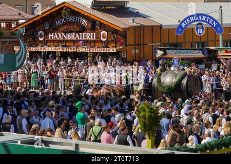 München, Deutschland, EU - 16. September 2023. Oktoberfestparade in München, Pferdekutsche mit Bierfass, Zuschauer in traditioneller deutscher Kleidung. Stockfoto