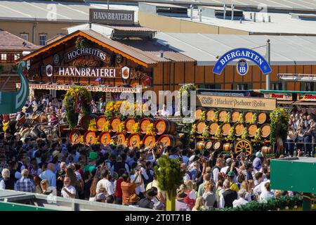 München, Deutschland, EU - 16. September 2023. Oktoberfestparade in München mit Bierfässern, Menschenmassen in traditioneller deutscher Kleidung, Dirndls und Lederhosen. Stockfoto