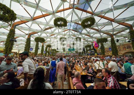 München, Deutschland, EU - 16. September 2023. Oktoberfest, im Hofbräuer Bierzelt beim Bierfest. Leute, die trinken, essen, Dirndls und Lederhosen tragen. Stockfoto