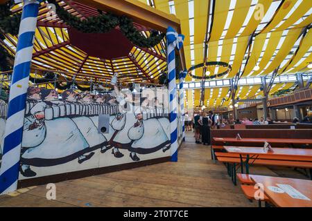 München, Deutschland, EU - 18. September 2023. Im Paulaner Münchener Bierzelt während des Oktoberfestes 2023 in München. Ein dekoratives Bierheltinnenraum. Stockfoto